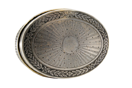  Caixa de comprimidos em prata com vórtice e relevos na tampa envolvendo cartela para monograma com tampa amovível.